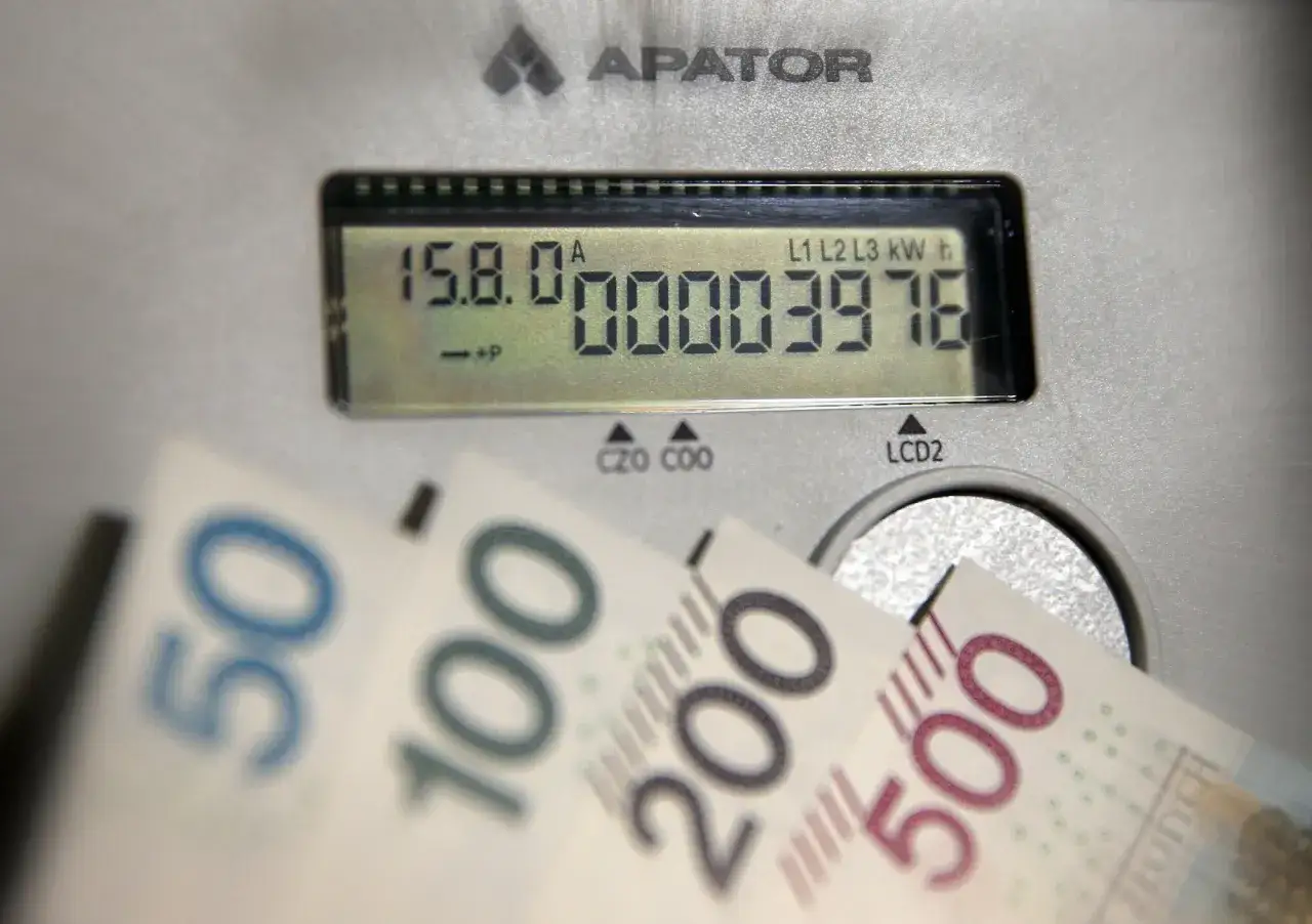 Licznik energii elektrycznej pokazuje zużycie, a przed nim leżą banknoty 50, 100, 200 i 500 zł. Zastanawiasz się, czy Twoja taryfa dzienna i nocna pozwoli Ci zaoszczędzić?